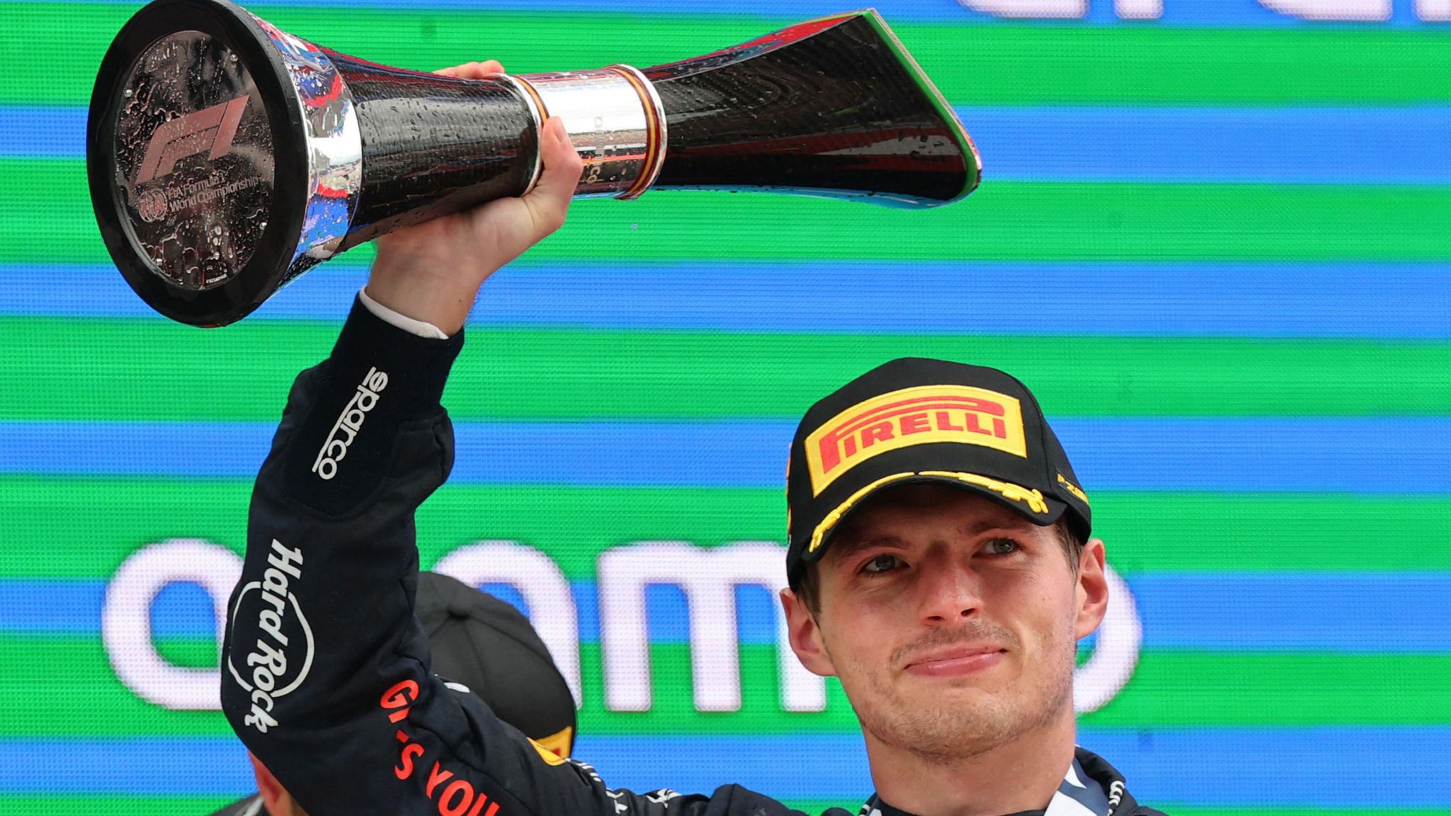 Max Verstappen dominó en Barcelona y superó a Lewis Hamilton