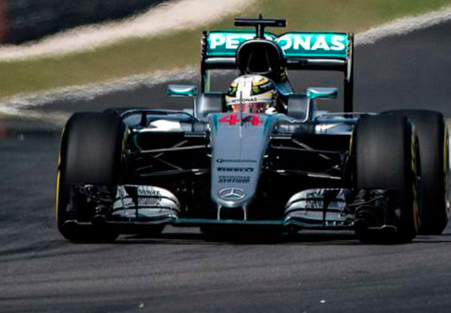 Lewis Hamilton domina los segundos libres del GP de Malasia