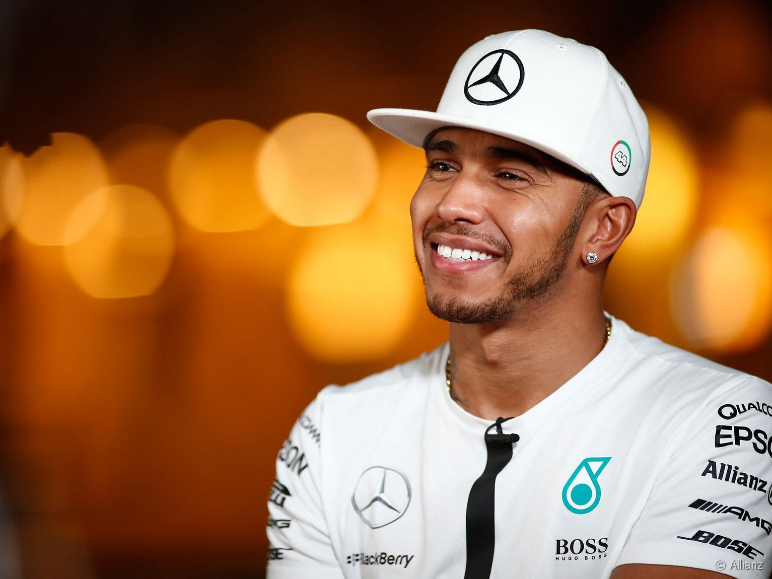 Lewis Hamilton no se arrodillaría en el himno de Estados Unidos