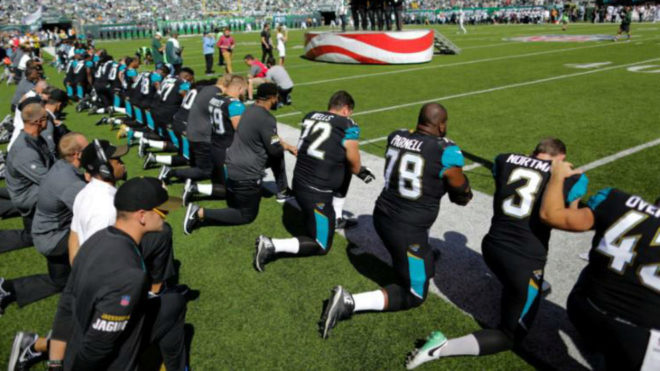 Donald Trump critica a la NFL por no castigar a los jugadores por el himno