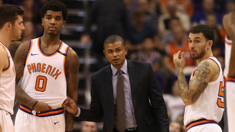 Los Suns despiden a su entrenador tras tres partidos