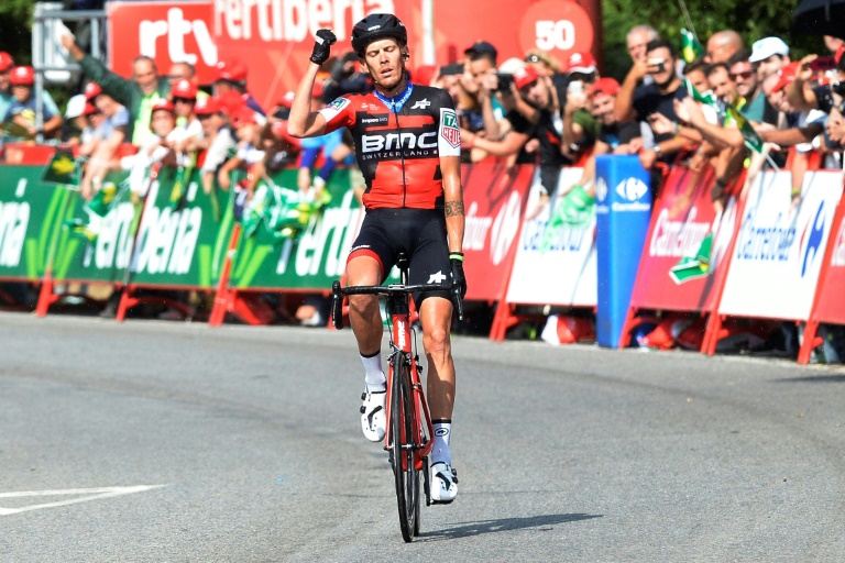 De Marchi gana en solitario en una rápida etapa en la Vuelta