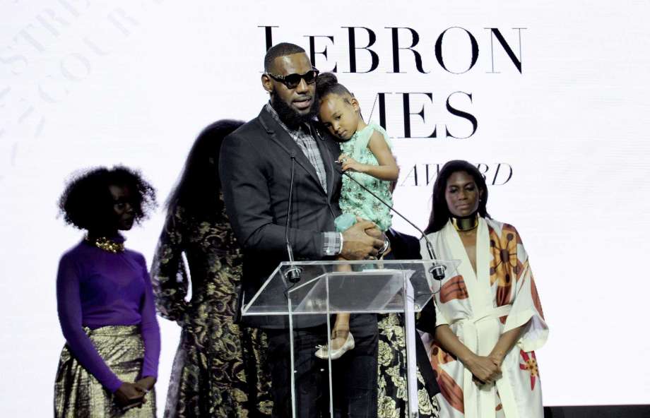 LeBron James apoya campaña publicitaria de Nike con Colin Kaepernick