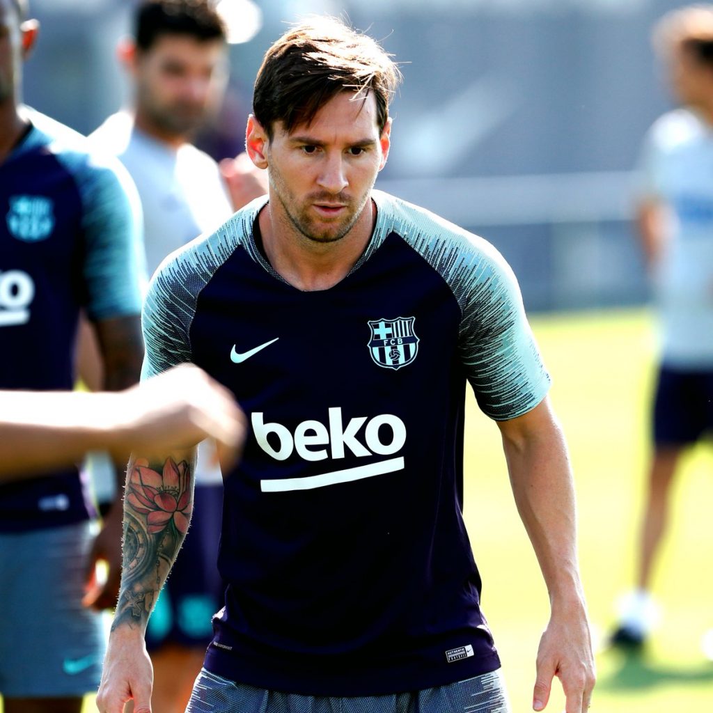 Futbolista Lionel Messi aparece este viernes con “nuevo look”