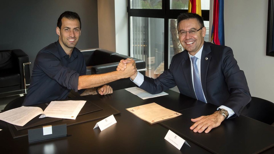 Futbolista Sergio Busquets firma nuevo contrato con Barcelona hasta 2023