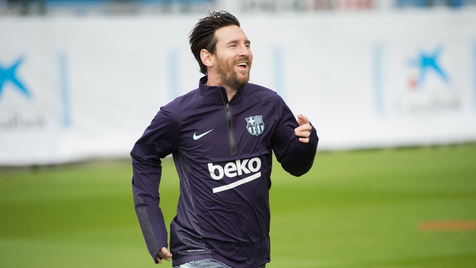 Futbolista Leo Messi vuelve a ejercitarse tras lesión en el brazo derecho