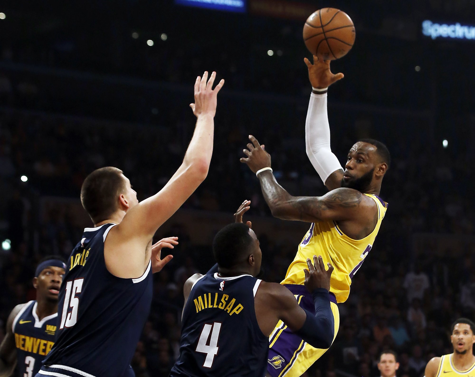 LeBron James guía victoria de Lakers sobre Nuggets con triple doble