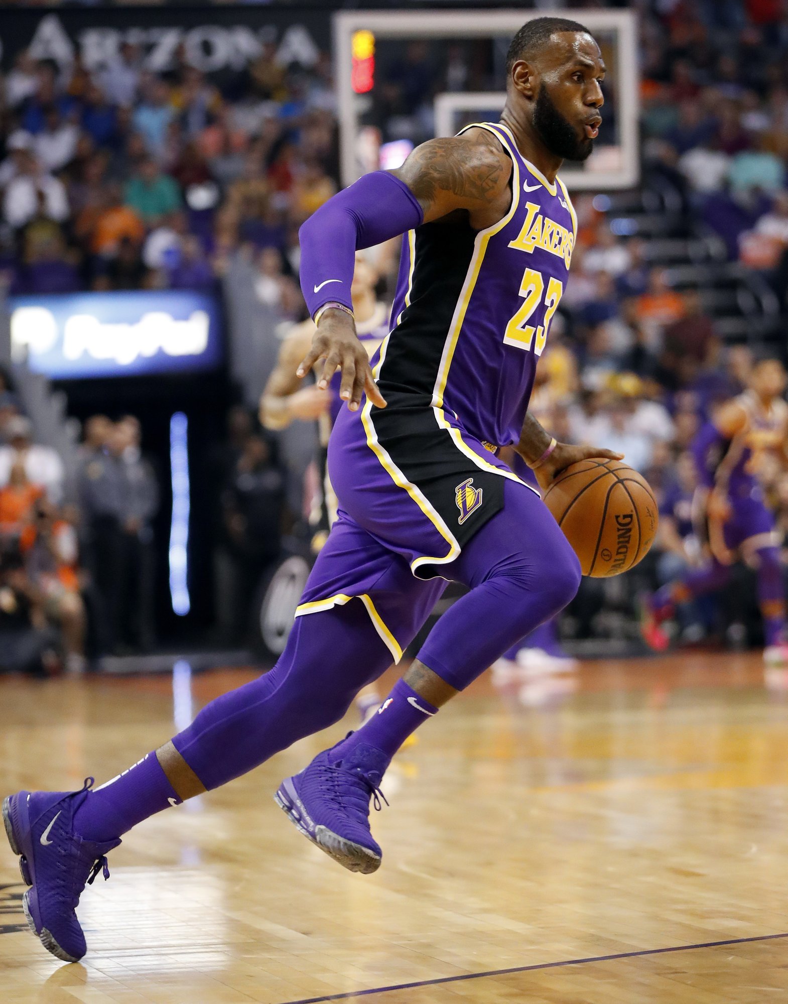 LeBron James consigue su primera victoria con Lakers en juego sobre Suns