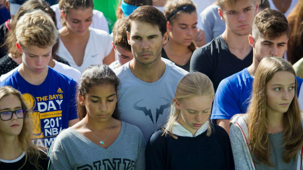 Rafael Nadal rinde homenaje a víctimas de Mallorca con minuto de silencio en su academia
