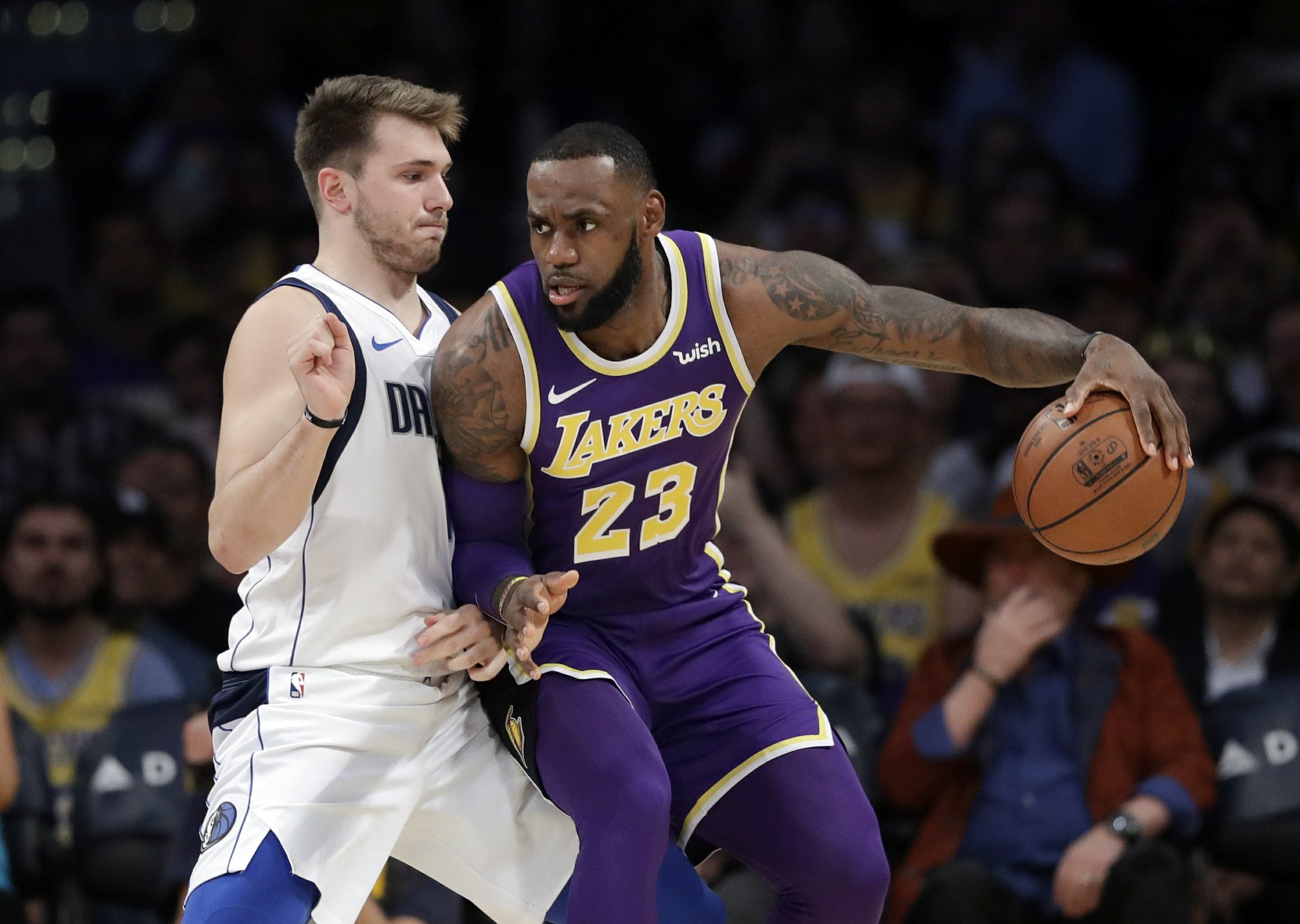 LeBron James lidera victoria de Lakers de Los Ángeles sobre Dallas Mavericks