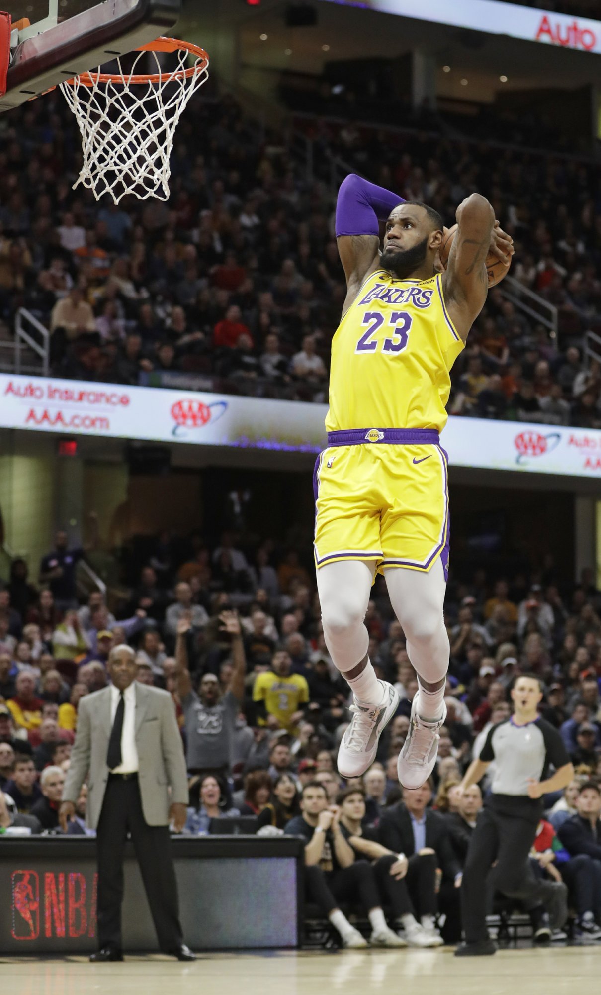 LeBron James lidera triunfo de Lakers sobre Cavaliers