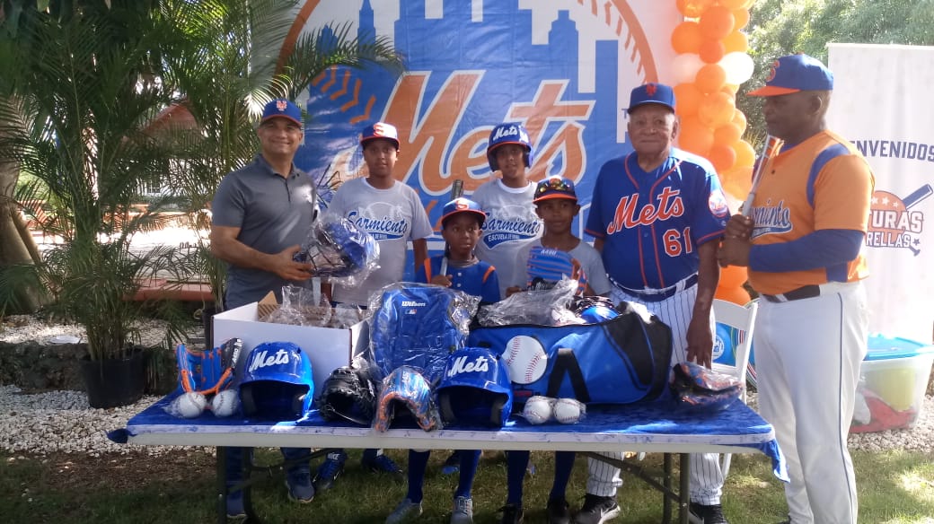 Mets de Nueva York donan equipos a niños “Futuras Estrellas” en RD