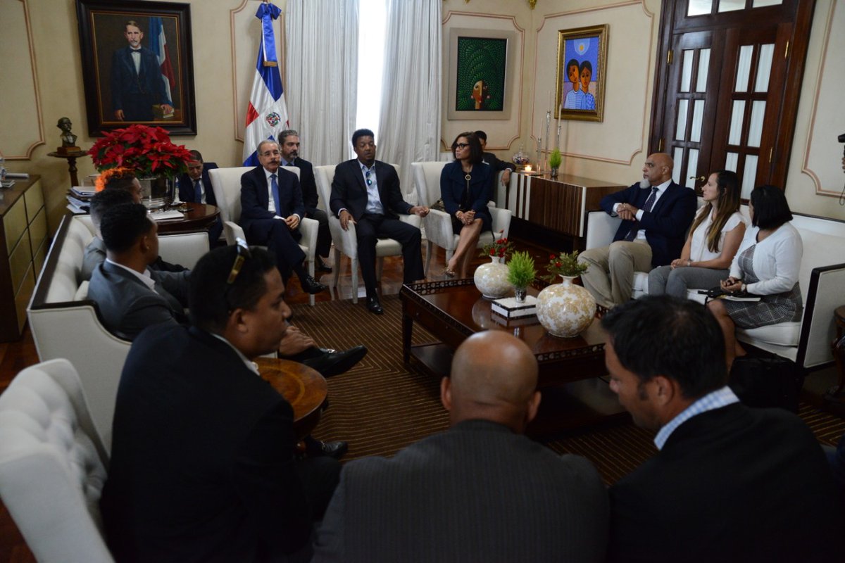 Presidente Danilo Medina recibe a comisión de Asociación de Jugadores de Béisbol de Grandes Ligas