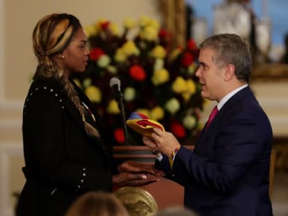 Presidente Iván Duque condecora a Caterine Ibargüen y dice que es ejemplo para “inspirar” a Colombia