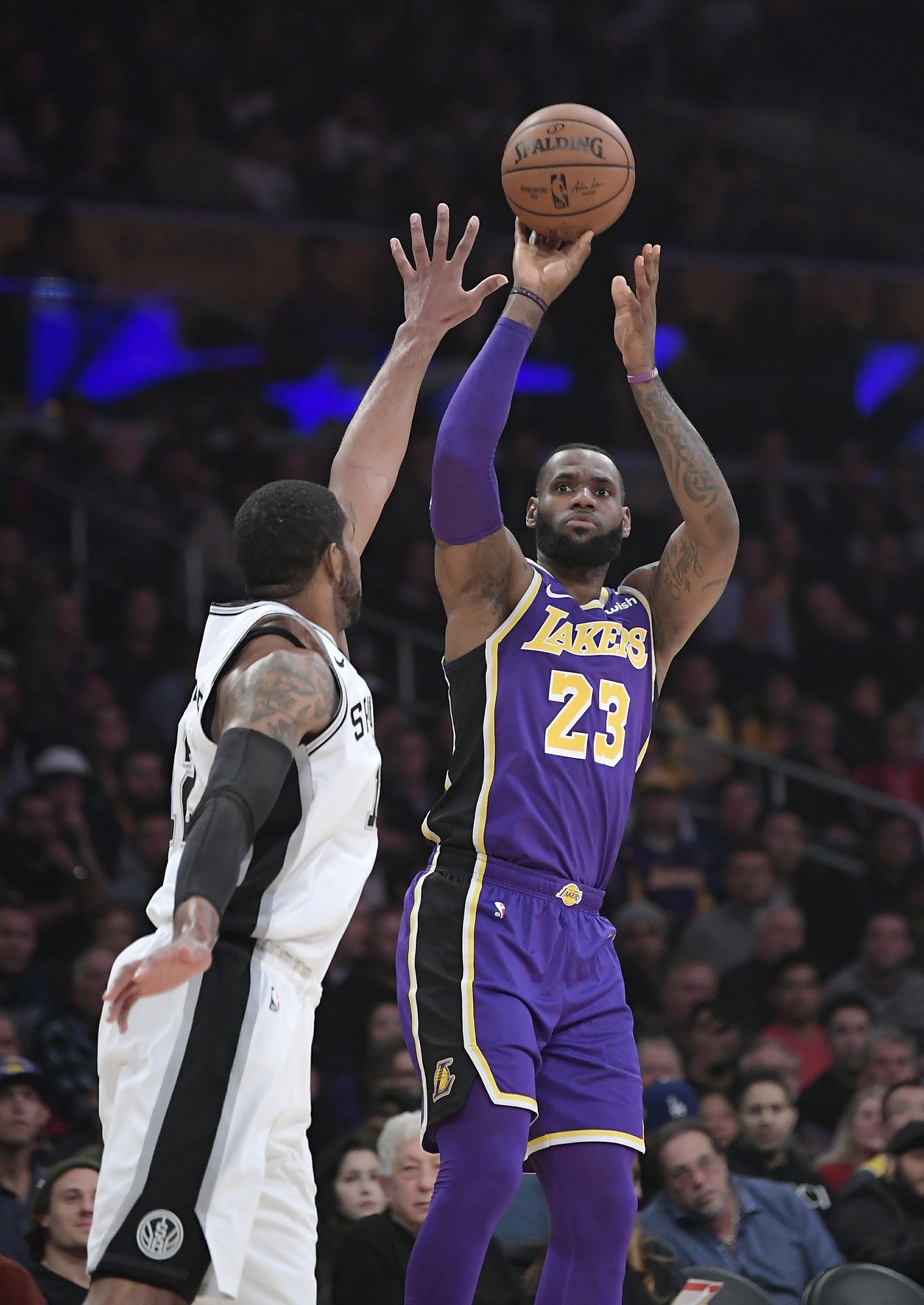 LeBron James guía triunfo de Los Angeles Lakers sobre San Antonio Spurs