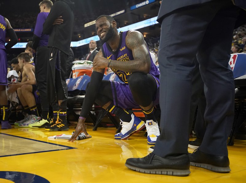 LeBron James se lesiona, pero Lakers derrotan a Warriors