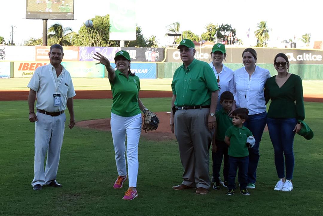 Embajadora Robin Bernstein realizó lanzamiento de la primera bola en el Tetelo Vargas Estadio