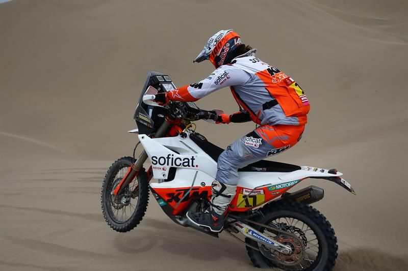 Motociclista española Laia Sanz no se está divirtiendo en su noveno Dakar