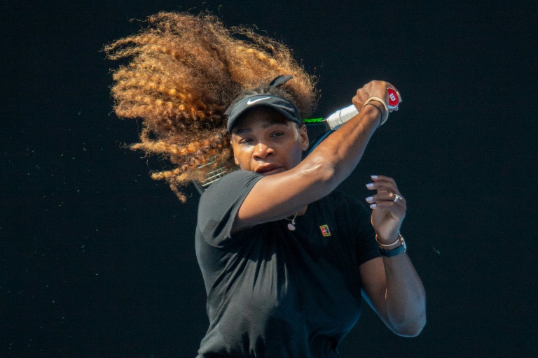 Inicio complicado para Serena Williams en busca del récord en Abierto de Australia