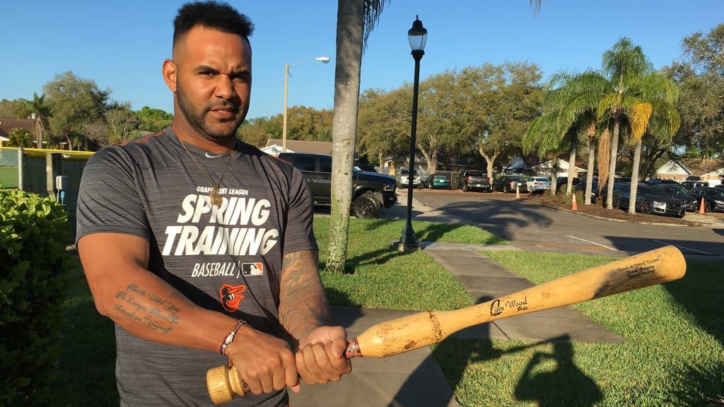 Dominicano Jonathan Villar llama la atención con su bate de práctica