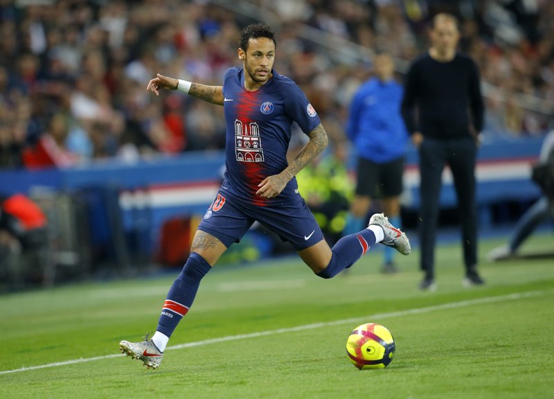 UEFA suspende a Neymar por insultar a los árbitros