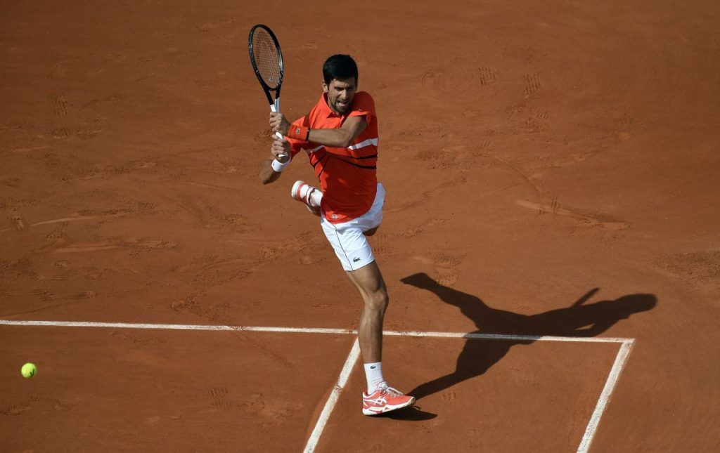 Novak Djokovic avanza cómodamente a la segunda ronda de Roland Garros