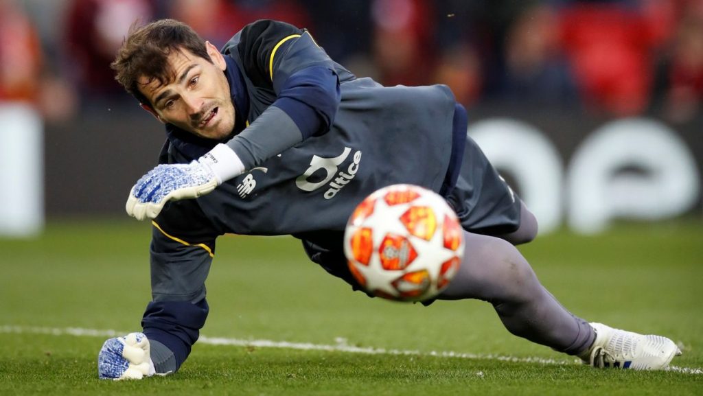 Futbolista Iker Casillas pasará la noche hospitalizado tras sufrir un infarto
