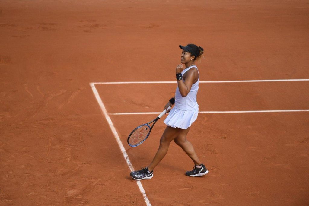 Naomi Osaka avanza a la tercera ronda en Roland Garros