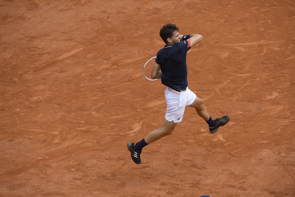 Dominic Thiem avanza a octavos de final en Roland Garros tras vencer a Gael Monfils