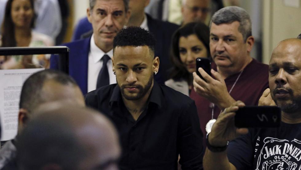 La mujer que acusa a Neymar de violación declara ante la policía