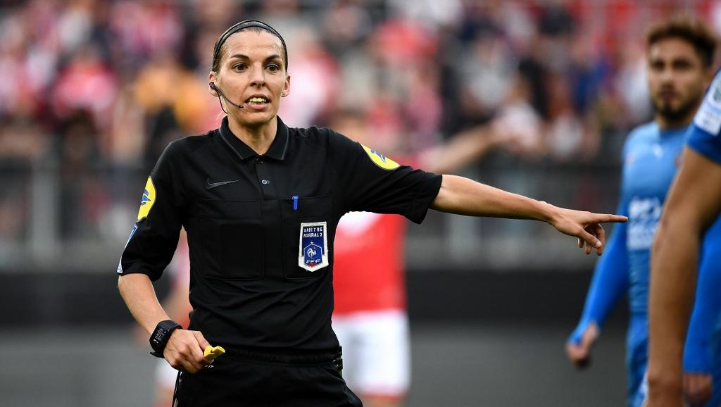 Stéphanie Frappart, primera mujer árbitro ascendida a la “Ligue 1” francesa