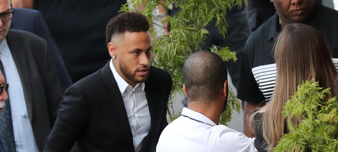 Neymar llega a la comisaría para declarar por acusación de violación