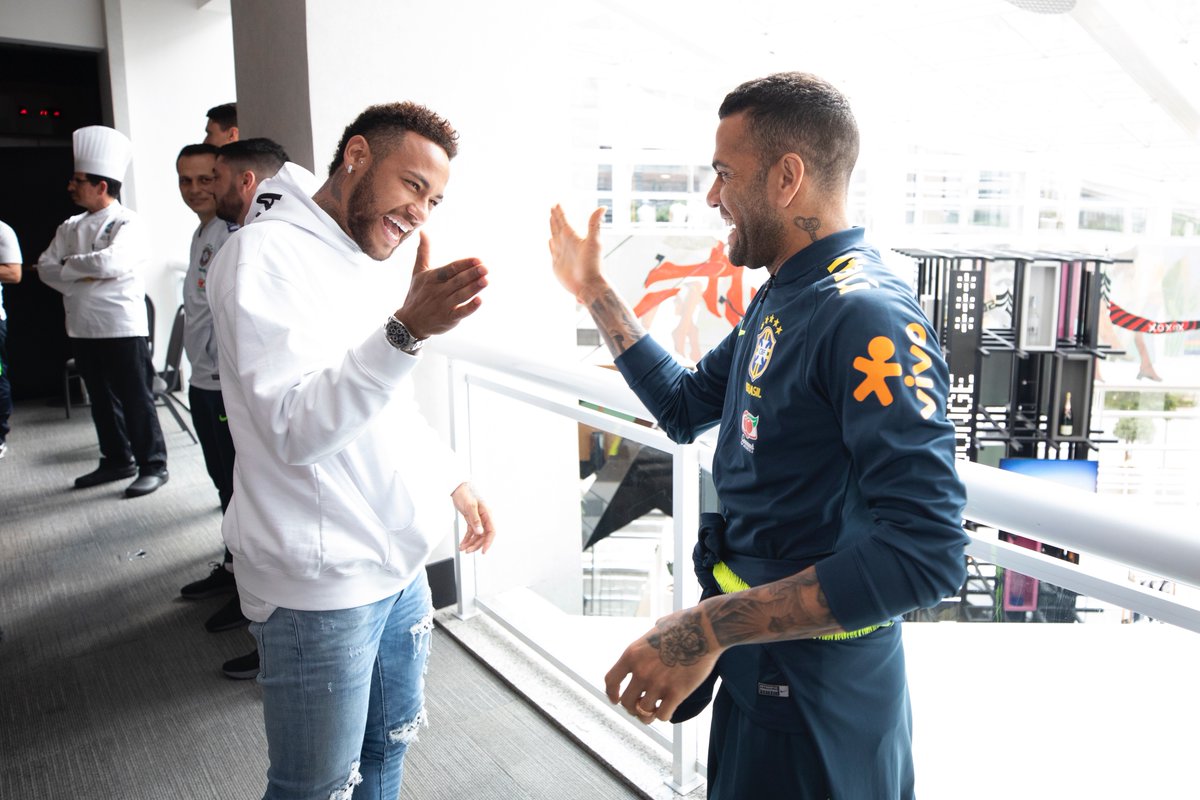 Neymar visita a sus compañeros de la selección brasileña en Sao Paulo