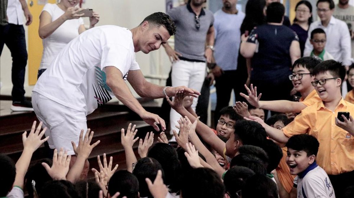 Futbolista Cristiano Ronaldo recuerda entre jóvenes en Singapur sus humildes inicios