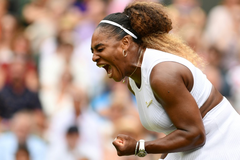 Multan a la tenista Serena Williams en Wimbledon por dañar una pista