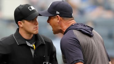 Suspenden al mánager de los Yankees de Nueva York Aaron Boone por discutir con un umpire