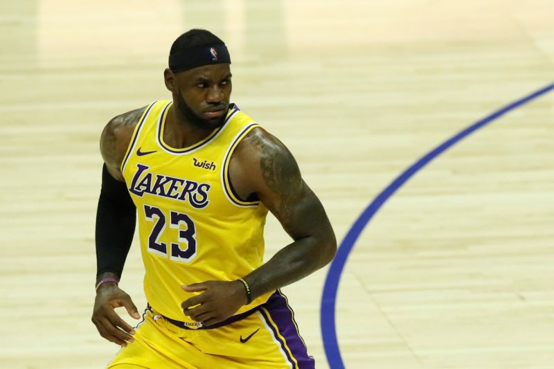 LeBron James guía a los Lakers sobre los Warriors