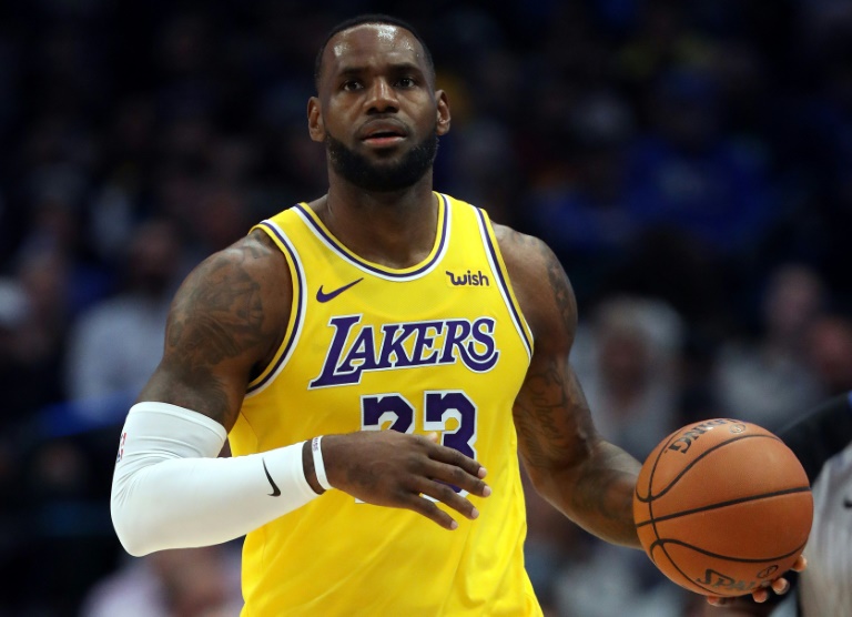 LeBron James y Anthony Davis lideran a los Lakers sobre los Spurs