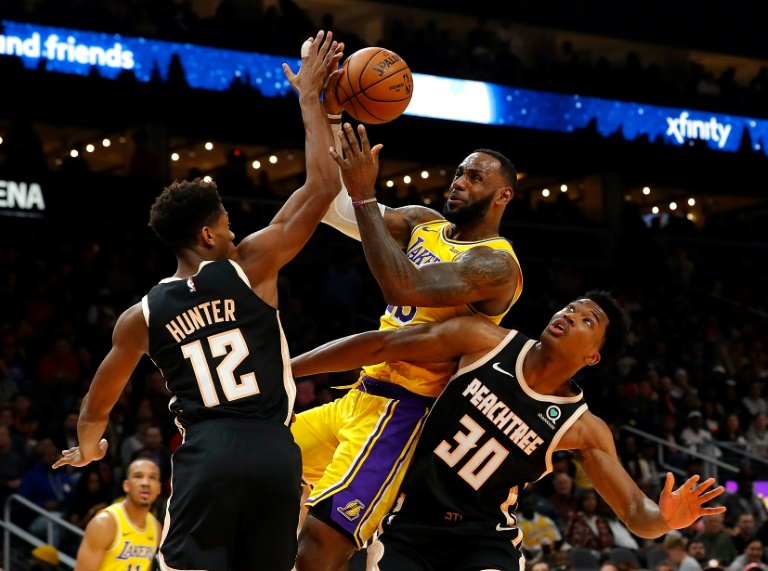 LeBron James guía la victoria de los Lakers sobre lo Hawks con 32 puntos