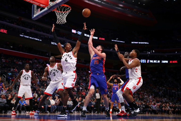 Kyle Lowry ayuda a los Raptors en la NBA con un triple-doble
