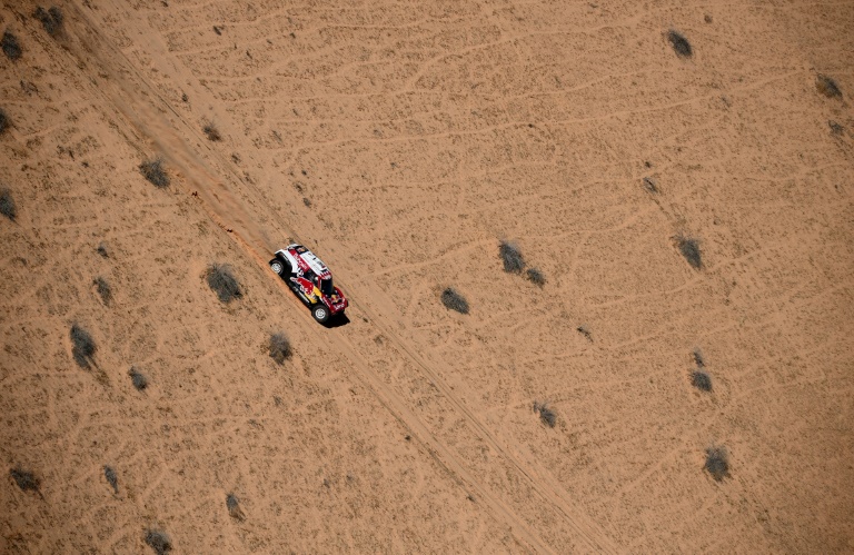 Carlos Sainz gana la etapa y consolida su liderato en el Dakar