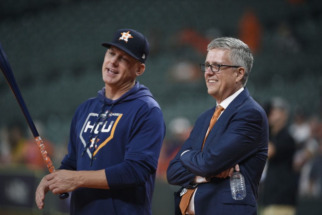 Grandes Ligas suspende al gerente general y al dirigente Astros de Houston por robo de señas