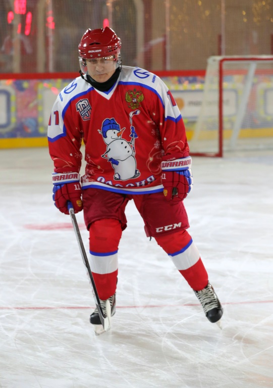 Presidente Vladimir Putin hace política con su liga de hockey sobre hielo