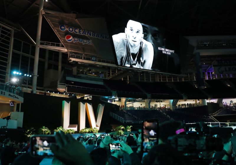 Kobe Bryant recibe el homenaje de la NFL en la “Opening Night” Super Bowl LIV