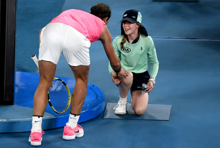 Rafael Nadal se interesa por una recogepelotas tras golpearla con una bola