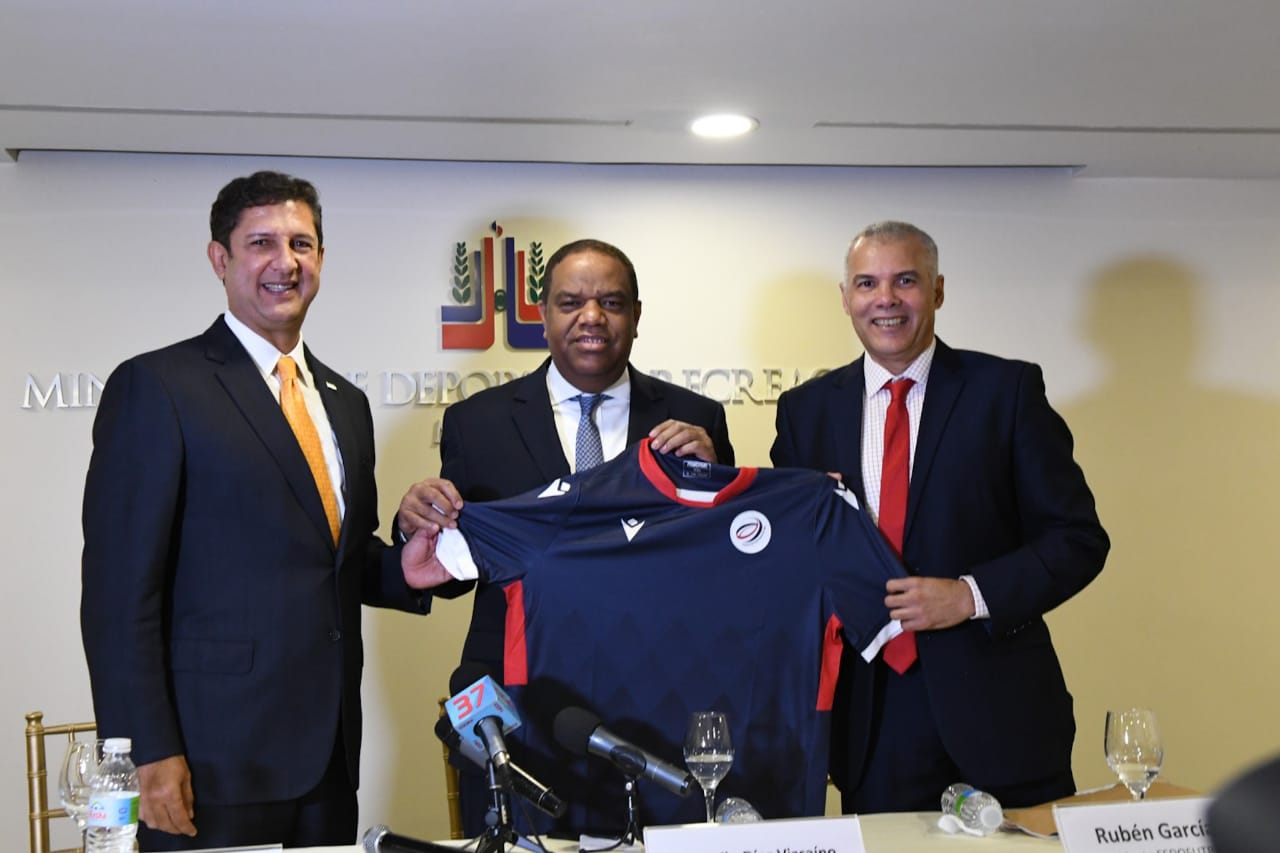 Ministro Danilo Díaz anuncia recuperación estadios de fútbol
