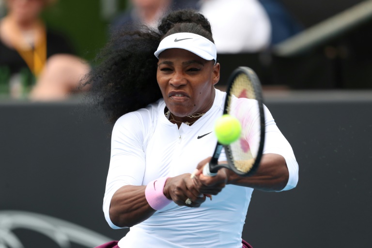 Serena Williams expeditiva en Auckland en su regreso