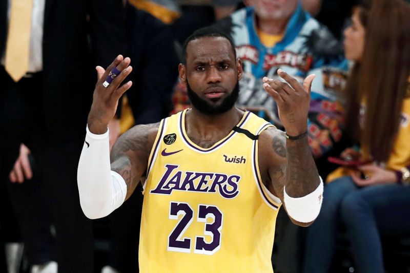 LeBron James dirige el ataque de los Lakers sobre Spurs