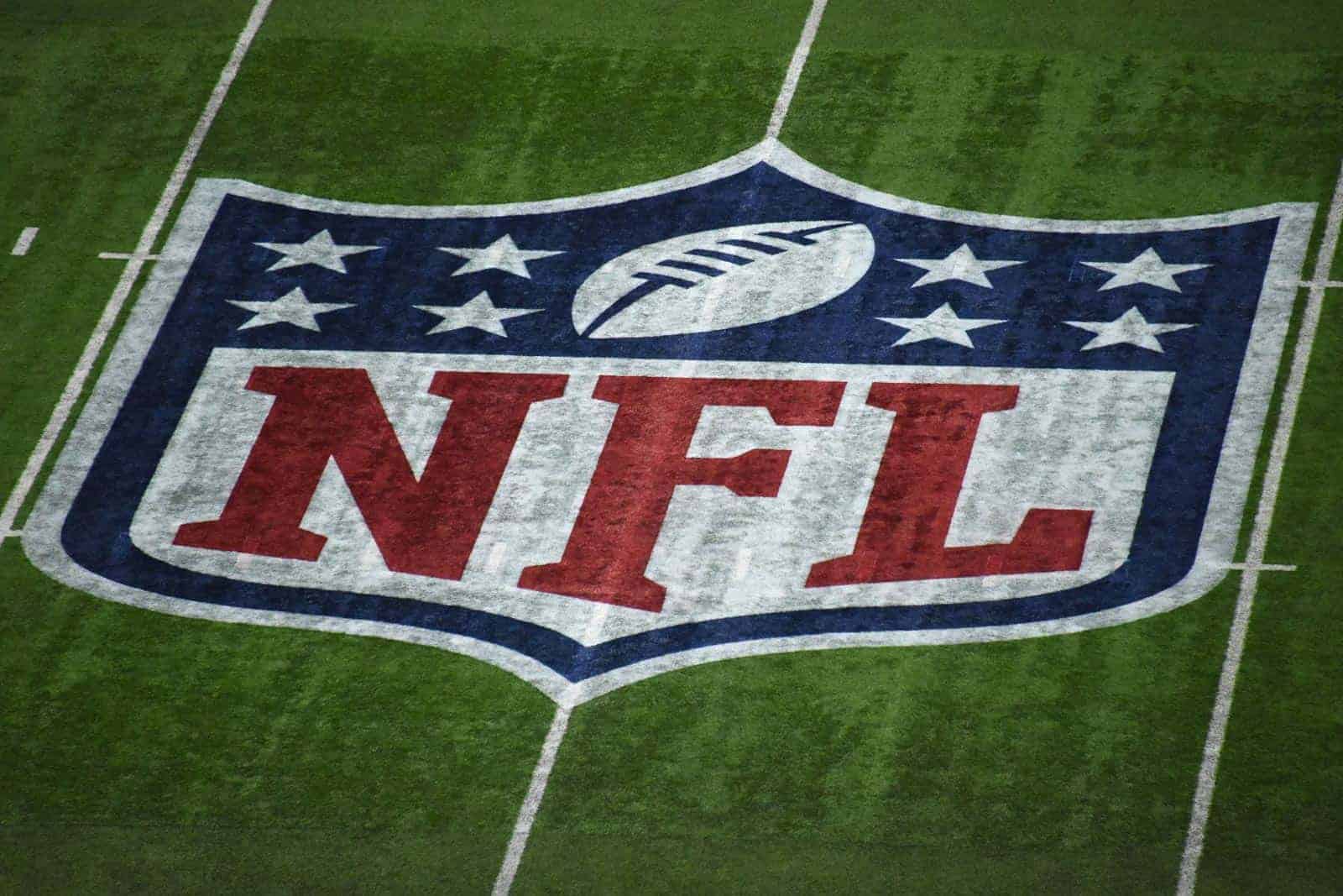 La Liga Nacional de Fútbol Americano (NFL) formuló un plan de reembolso de boletos que afectará a los partidos de pretemporada y de la temporada regular que puedan ser cancelados o se tengan que disputar sin aficionados por causa del coronavirus. A pesar que la NFL tiene previsto jugar un calendario completo de temporada regular 2020-21, sin cambio de fechas, que comienza el próximo mes de septiembre. El comisionado de la NFL, Roger Goodell, envió este martes una nota a cada uno de los 32 equipos, informándoles de su plan de reembolso a los aficionados. En el comunicado, Goodell indica que sin excepción, todos los clubes tendrán una política bajo la cual, 'si un partido se cancela o se juega bajo condiciones que prohíben la asistencia de los aficionados, cualquier persona que compre un boleto directamente del equipo, tendrá la opción de recibir un reembolso completo o aplicar la cantidad pagada para una compra futura de boletos directamente del club'. Goodell también informó que en cuanto al mercado secundario, la liga recibió promesas de Ticketmaster y SeatGeek que aplicarán los reembolsos completos disponibles a todas las ventas de boletos dentro de los 30 días posteriores a la cancelación. StubHub lo hará sólo cuando lo exija la ley estatal correspondiente. La liga ya había dado a conocer que el jueves de esta semana dará a conocer su calendario de temporada regular 2020-21, además de anunciar la cancelación de los cuatro partidos que se iban a disputar en Londres y otro en México. 'Al prepararnos para todos los elementos de la temporada 2020, incluido el lanzamiento del cronograma, hemos considerado las circunstancias únicas que enfrentamos este año', escribió Goodell, 'y hemos dejado claro que todas nuestras decisiones serán guiadas por consejos médicos y de salud pública y cumpliremos con las regulaciones gubernamentales'. El comisionado de la NFL señaló que 'estaremos preparados para hacer los ajustes necesarios tal como lo hemos hecho en otros contextos, como el programa de temporada baja y el sorteo universitario'. La temporada 2020 comenzará el 10 de septiembre, con el primer fin de semana completo de partidos del 13 al 14 de ese mismo mes. Fuente: EFE