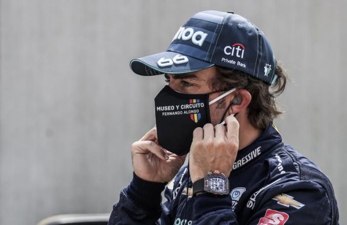 Fernando Alonso, operado de fractura de mandíbula, seguirá en observación 48 horas
